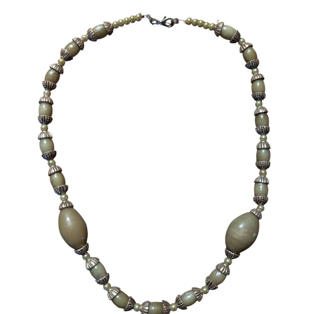 2/22$ Vintage Green Elegant Beaded Necklace